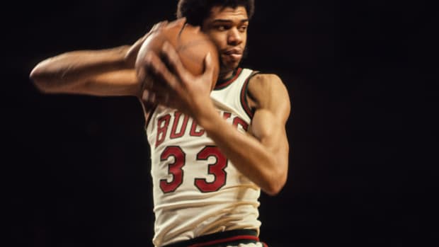 Milwaukee Bucks center Kareem Abdul-Jabbar (33). 